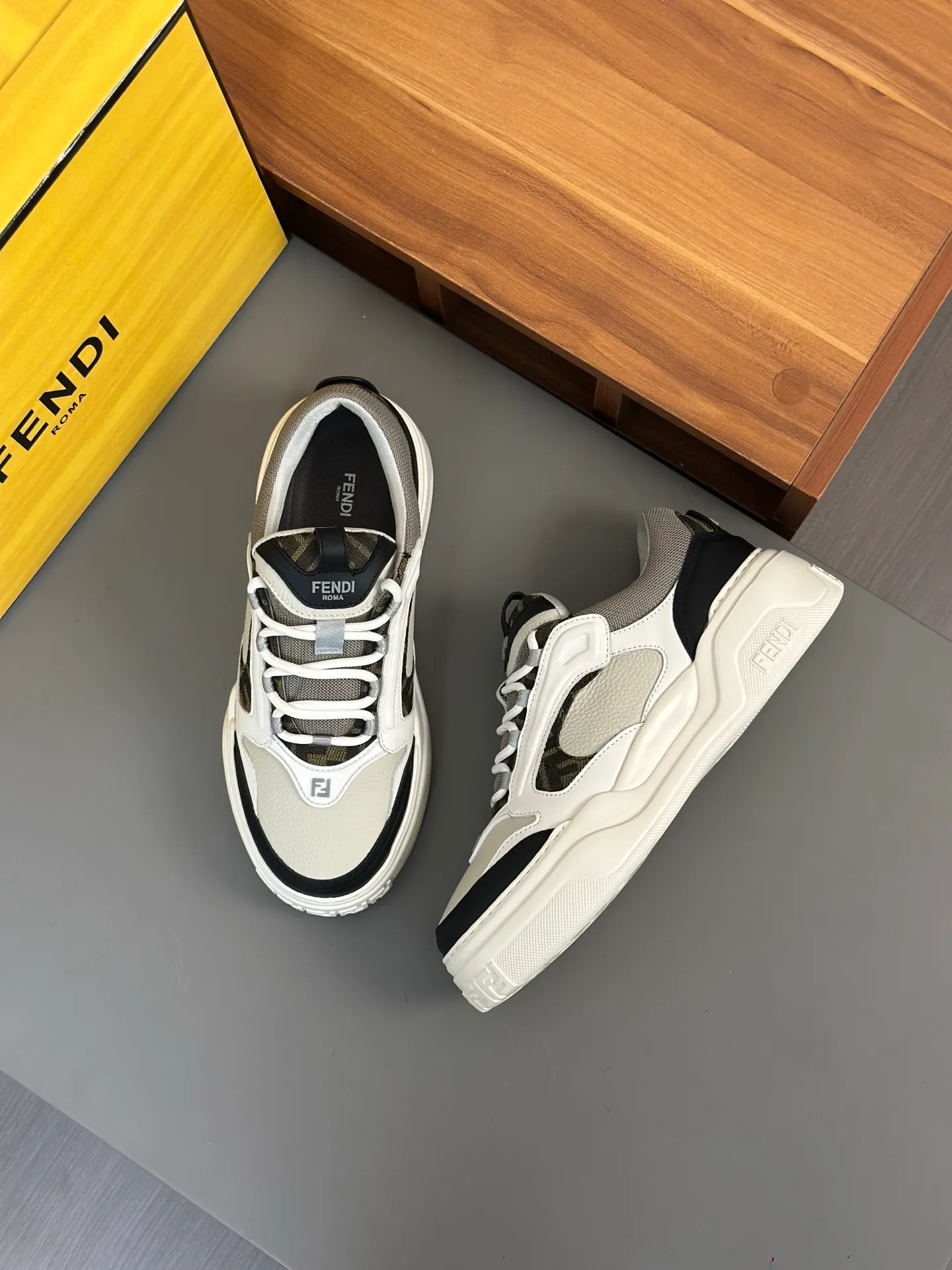 [FENDI] Fendi men's shoes 💰780💰 - High-end quality original casual sports shoes - Upper: Nappa calfskin, pebbled calfskin, tongue and heel; injection molded brand logo plastic module - Lining: brand canvas - Outsole: ultra-light T men's shoes 💰R foam rubber; molded outsole - Super high quality control, fine workmanship: highlighted (high-end, luxury, grade) -Size :39-44 (38, 45, can be customized)